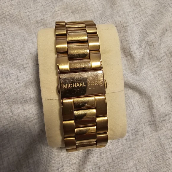 Michael Kors Rose Gold Watch - Picture 3 of 5